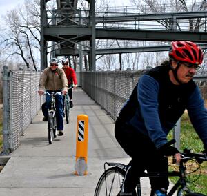 Riders descend the ramp from the Missouri River Bridge