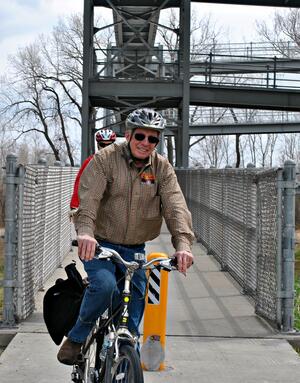 Riders descend the ramp from the Missouri River Bridge